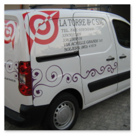Tante tipologie di decorazioni su veicoli industriali.