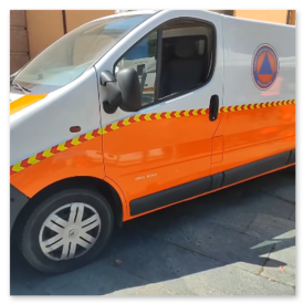 Furgone decorato  con pellicola di classe 2 rifrangente di colore arancio e allestito con lapeggianti arancio a strobo.
