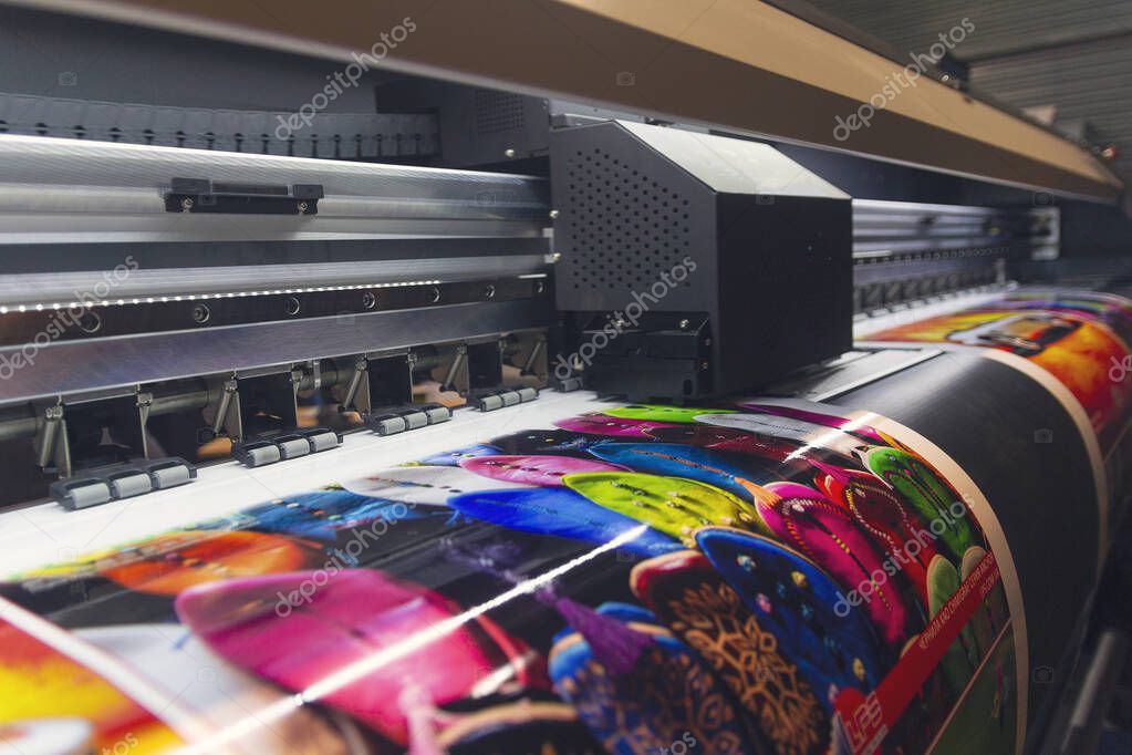 Stampa grande formato con poster e banner esposti