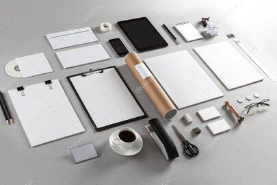 Materiali di immagine coordinata disposti su un tavolo da lavoro