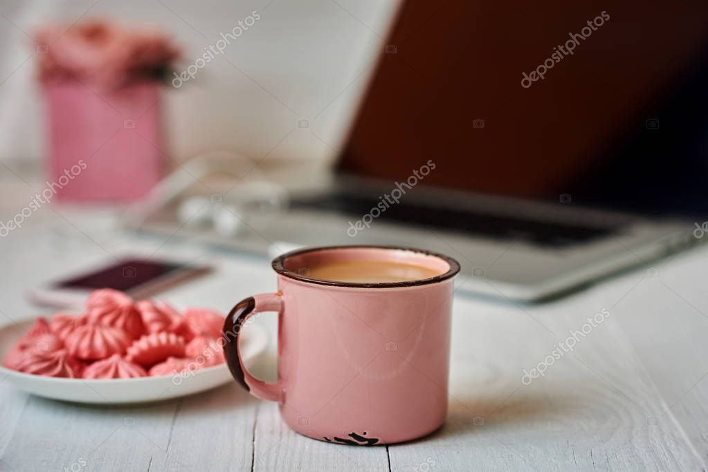 Set di gadget promozionali coordinati su una scrivania