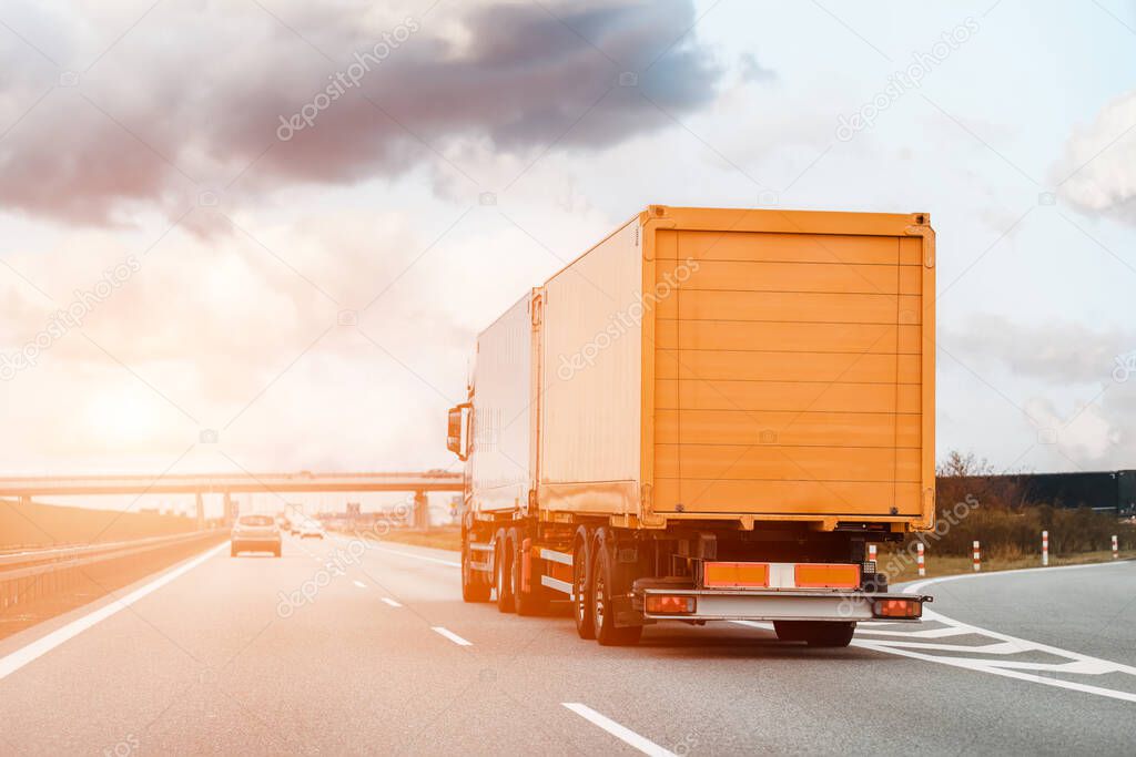Camion aziendale con decorazione laterale coordinata al brand